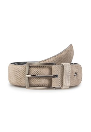 Beige flettet bælte med et tekstureret design, sølv metalspænde og matchende syninger. Har en løkke til justering af overskydende rem.