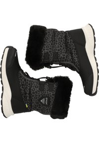 Paire de bottes d'hiver noires avec semelles blanches, tissu imprimé léopard, garniture en fausse fourrure noire et fermetures à lacets à l'avant.