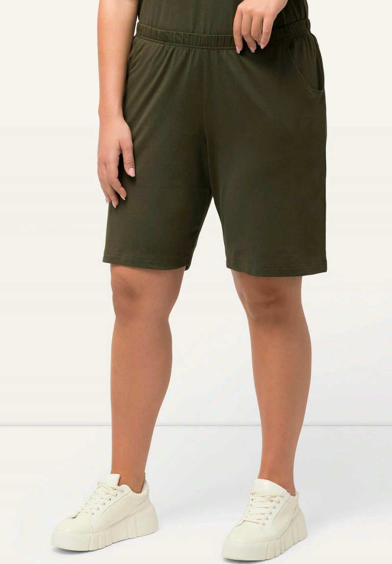 Ulla Popken BERMUDA - Shorts - forest green