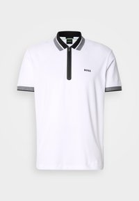 Vit pikétröja med svart och grå krage och ärmkanter, dragkedja fram och broderad "BOSS"-logotyp på vänster bröst.