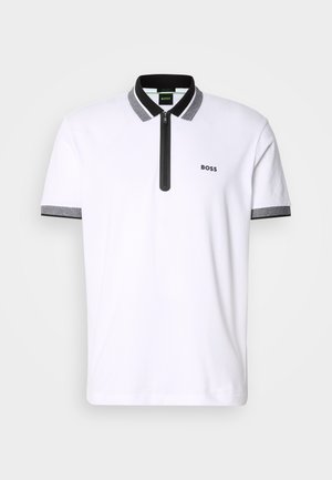 Camisa polo blanca con cuello y puños en negro y gris, abertura con cremallera y logo bordado "BOSS" en el lado izquierdo del pecho.