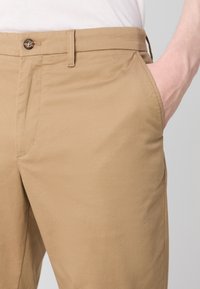 Tommy Hilfiger DENTON PRINTED STRUCTURE - Chino-püksid - safari