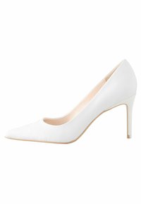Valge stiletto konts, terava ninaga disain, sile sünteetiline materjal, minimalistlik stiil, beež sisemus, saledad kontsad, tasakaalus proportsioonid.