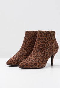 Stivali alla caviglia in stampa leopardata realizzati in morbido camoscio, con punta affusolata e tacco a stiletto di 2,5 pollici, caratterizzati da una zip laterale.