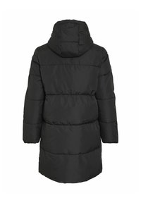 Melnā pūkaina jaka ar kapuci, ar izšūtu pildījumu un garām piedurknēm. Gluda tekstūra, līdz ceļiem garš dizains bez redzamām akcentiem.