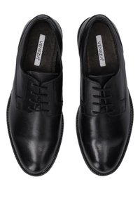 Schwarze Lederschuhe mit glatter Oberfläche, die ein Schnürdesign und subtile Nähte aufweisen. Die Sohle hat eine strukturierte Kante für einen besseren Halt.