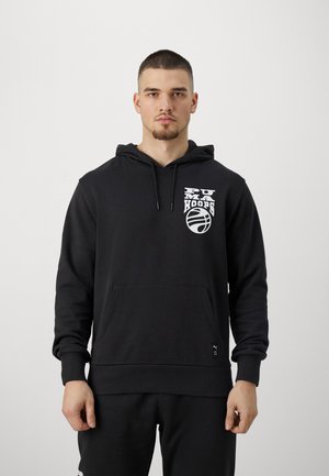 Sudadera negra con capucha, que presenta un logo blanco de "PUMA HOOPS" y una gráfica de baloncesto en el pecho. Incluye un bolsillo delantero y puños de canalé.