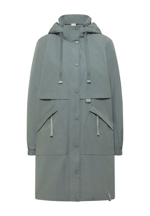 Abrigo largo impermeable de color verde apagado con capucha, botones a presión frontales, cordones ajustables, grandes bolsillos con solapa y cremalleras, y puños elásticos.