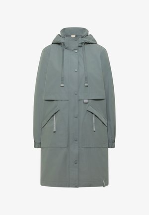 Abrigo largo impermeable de color verde apagado con capucha, botones a presión frontales, cordones ajustables, grandes bolsillos con solapa y cremalleras, y puños elásticos.