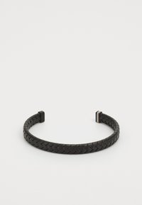 Bracciale in pelle intrecciata nera con estremità rettangolari e superficie liscia. Presenta sottili accenti metallici incorporati nel design.