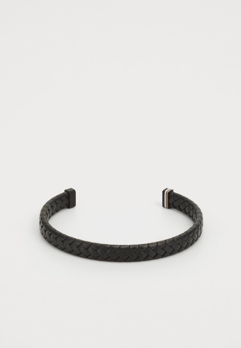 Bracciale in pelle intrecciata nera con estremità rettangolari e superficie liscia. Presenta sottili accenti metallici incorporati nel design.