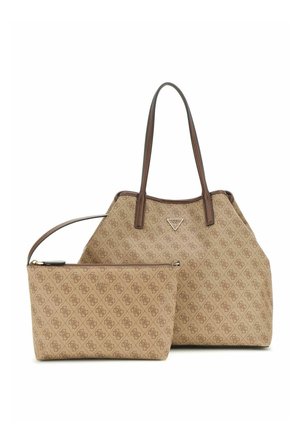 Sac fourre-tout beige de créateur et pochette assortie à fermeture éclair avec poignées marron, ornés d'un motif à logo répété et de petites étiquettes métalliques portant le nom de la marque.