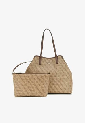 Sac fourre-tout beige de créateur et pochette assortie à fermeture éclair avec poignées marron, ornés d'un motif à logo répété et de petites étiquettes métalliques portant le nom de la marque.