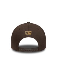 Brauner Baseballcap mit glatter Textur, einem verstellbaren Kunststoffriemen und einem kleinen goldenen MLB-Logo-Patch auf der Rückseite.