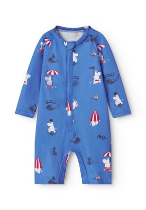 Grenouillère bébé bleu à manches longues avec des personnages des Moomins en maillots de bain et parapluies, dotée d'une fermeture éclair à l'avant et d'un col rond.