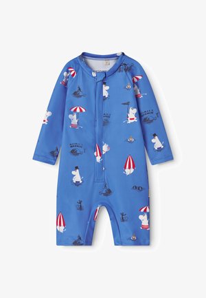 Plavi baby romper dugih rukava s likovima Moomin u kupaćim kostimima i kišobranima, s prednjim patentnim zatvaračem i okruglim izrezom.