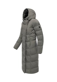 Lång, quiltad pufferjacka i olivgrön med hög krage, huva och sidofickor. Har en figurnära silhuett och texturerade paneler.