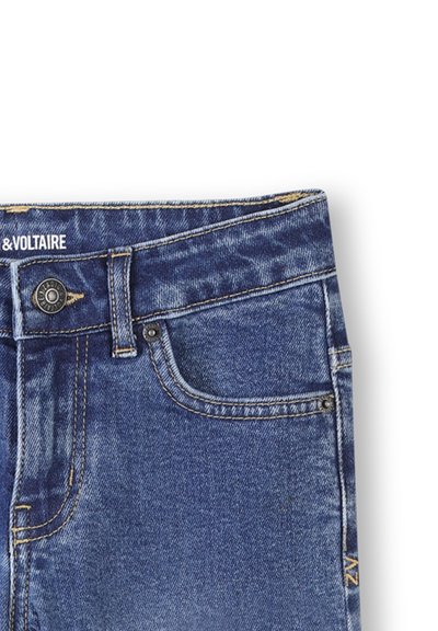 Jean en denim avec un lavage bleu foncé, présentant une poche avant, des coutures jaunes et un bouton en métal. Nom de la marque visible au niveau de la taille.
