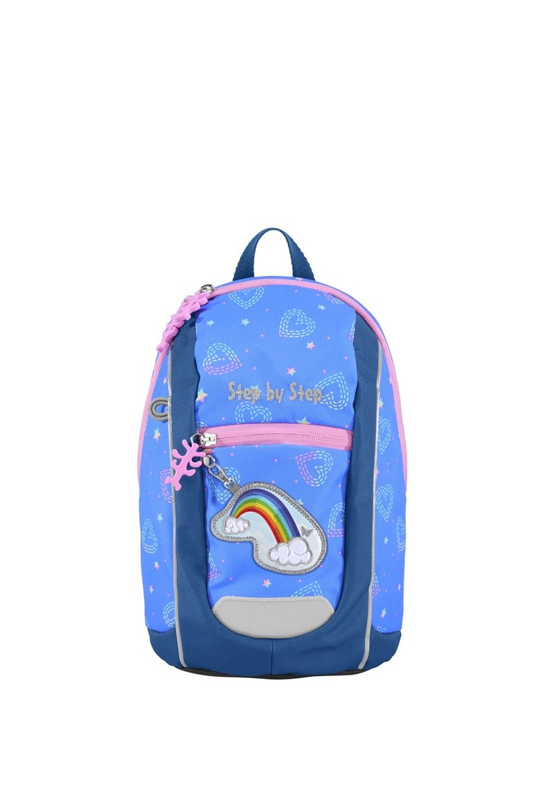 Mochila azul con acentos rosas, patrones de corazones y estrellas, bolsillo con cremallera, y un charm reflectante de arcoíris. Incluye un asa superior y correas ajustables.
