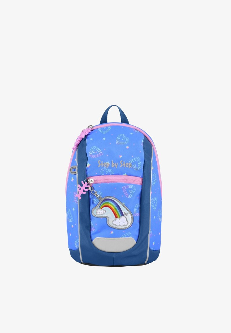 Mochila azul con acentos rosas, patrones de corazones y estrellas, bolsillo con cremallera, y un charm reflectante de arcoíris. Incluye un asa superior y correas ajustables.