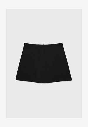 Mini gonna nera con una texture liscia, forma a trapezio e orlo curvato. Presenta una zip sul retro per la chiusura, senza ulteriori motivi o accenti.