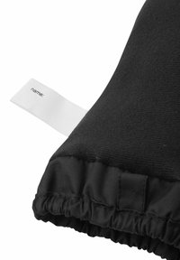 Czarny materiał o gładkiej fakturze, z marszczonym brzegiem i przymocowaną białą metką z napisem „name:”.