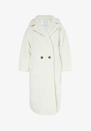 Cappotto bianco, morbido, lungo fino al ginocchio, con chiusura doppiopetto, colletto a scollo a V e maniche corte. Presenta due bottoni scuri per la chiusura.