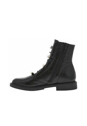 Bottine en cuir noir avec un bout rond, un laçage à l'avant et des zips des deux côtés. Présente des accents métalliques et une finition texturée.