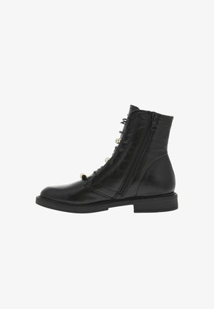 Bottine en cuir noir avec un bout rond, un laçage à l'avant et des zips des deux côtés. Présente des accents métalliques et une finition texturée.