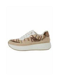 Sneaker beige con tomaia a motivo intrecciato e dettagli metallici. Suola bianca spessa, punta arrotondata e chiusura con lacci.