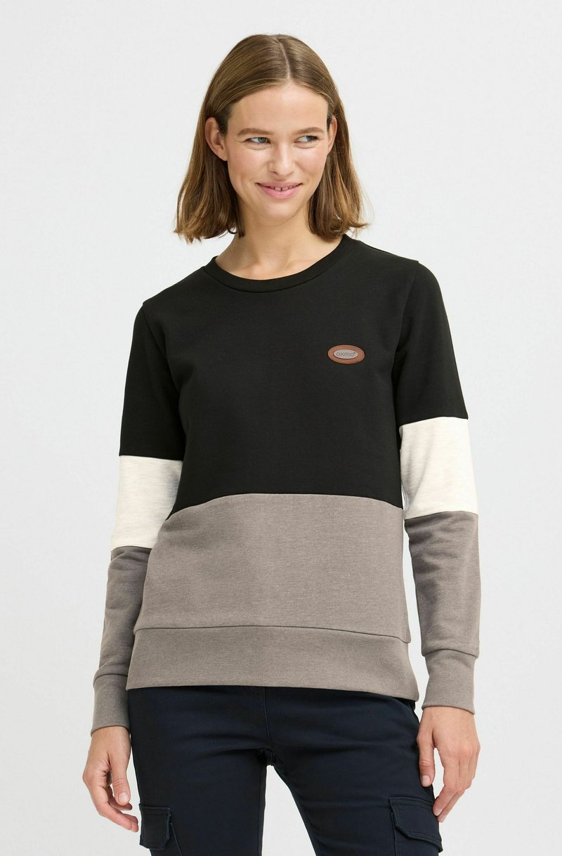 Felpa a blocchi di colore nera, beige e grigia con scollatura arrotondata, texture morbida e una patch ovale marrone con marchio sul petto.