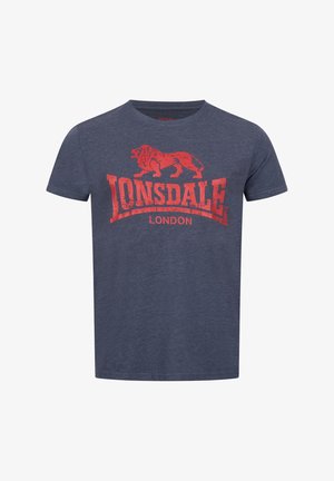 Granatowa bawełniana koszulka T-shirt z krótkim rękawem, z dużym czerwonym logo Lonsdale i grafiką lwa umieszczoną na środku przodu. Klasyczny projekt z okrągłym dekoltem.