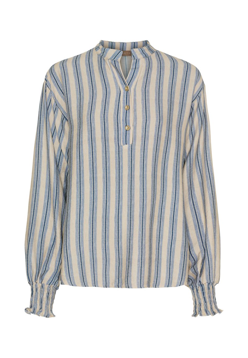 Stripet bluse i blå og creme, med høj krave, tre knapper ved halsen og rynkede manchetter. Fremstillet af let stof.