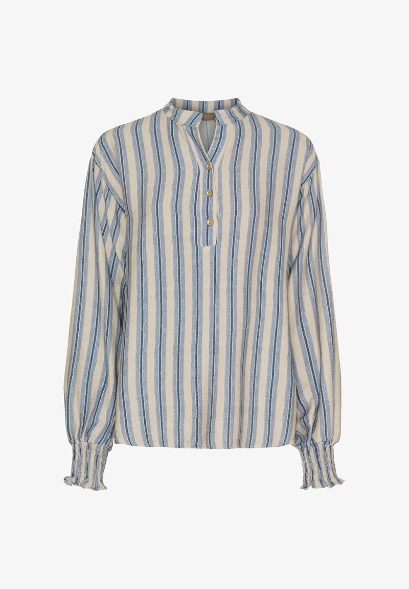 Stripet bluse i blå og creme, med høj krave, tre knapper ved halsen og rynkede manchetter. Fremstillet af let stof.