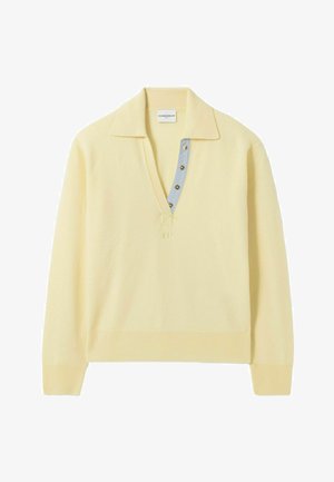Suéter amarillo de cuello en V profundo y cuello azul claro. Cuenta con cinco botones decorativos a lo largo del borde del cuello. Textura suave.