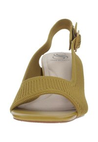 Sandal in giallo con cinturino d'appoggio, tomaia in maglia testurizzata, punta aperta, soletta imbottita e fibbia regolabile sul cinturino posteriore.