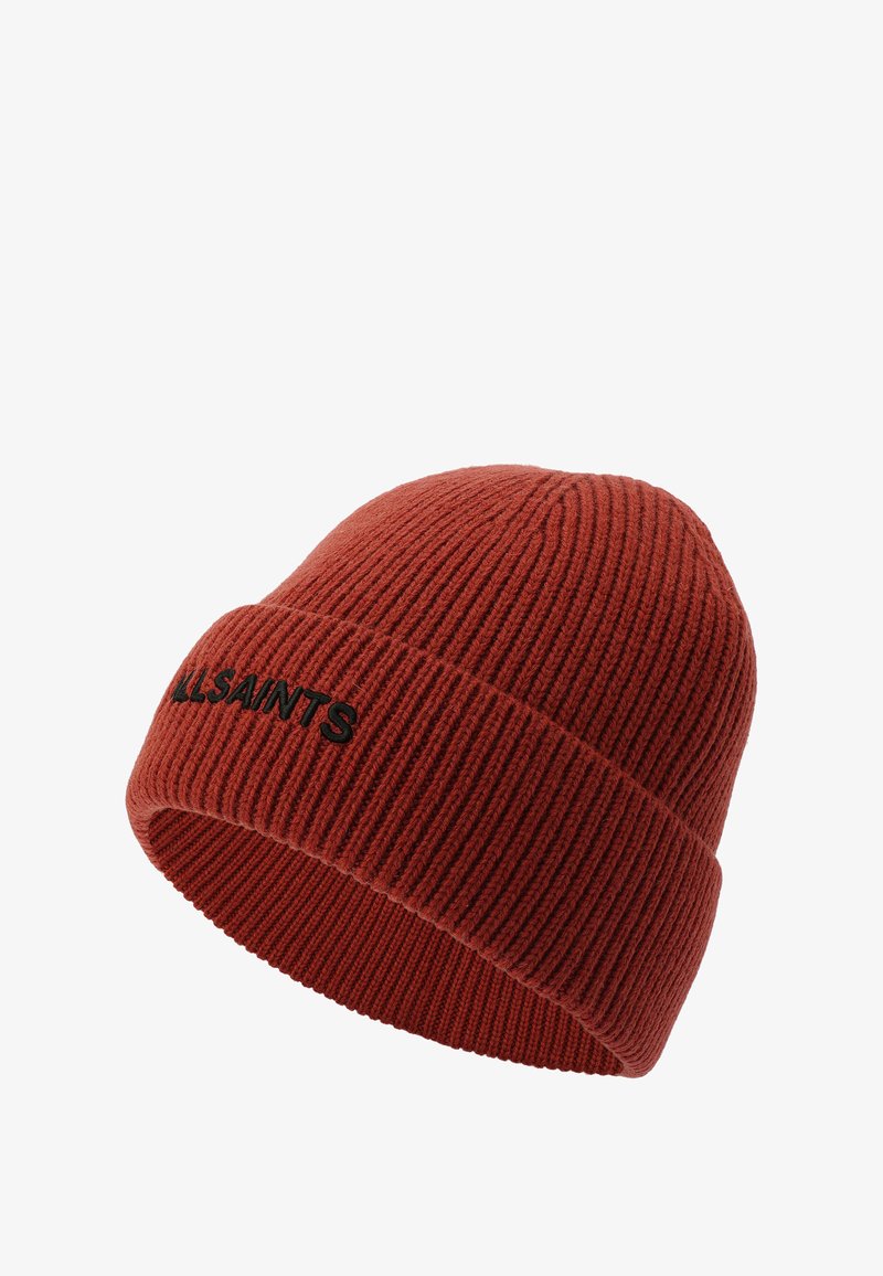 Beanie-Mütze in rostrot, gerippte Textur, mit einem schwarzen "ALLSAINTS"-Logo am Saum. Weicher Stoff, enge Passform, runder Kopf.