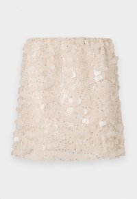 Mini-jupe en sequins beige avec un design superposé, comportant des sequins circulaires et une taille élastique douce pour le confort et l'ajustement.
