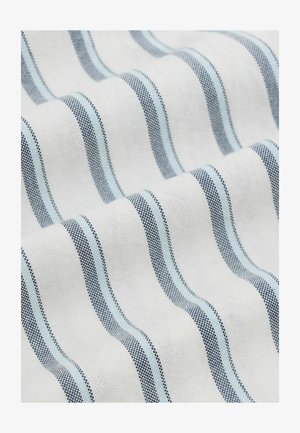 Tela blanca con rayas verticales azules y negras espaciadas uniformemente, mostrada en pliegues suaves que resaltan la textura y el patrón.