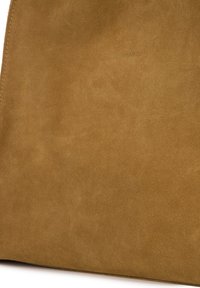 Sac en daim marron avec une texture lisse, un design minimaliste et une marque embossée "Venezia", aux bords nets et sans quincaillerie visible.