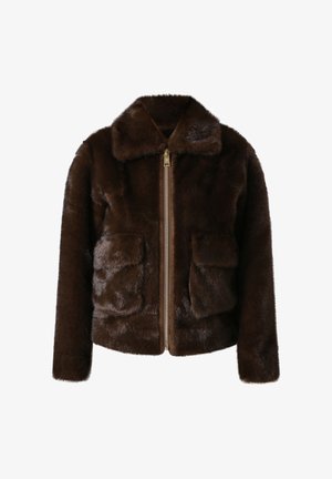 Veste en fausse fourrure marron avec un col, fermeture éclair à l'avant et deux poches avant. Texture douce et apparence moelleuse, offrant chaleur et confort.