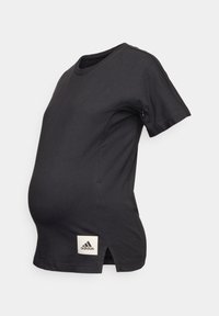Juoda trumpa rankovė nėščiųjų marškinėliai, pagaminti iš minkštos medžiagos, su šoninėmis plyšėmis ir baltu Adidas logotipu ant apačios.
