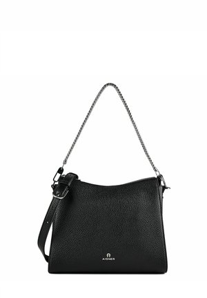 Borsa a mano in pelle nera texturizzata con tracolla a catena argento, tracolla regolabile in pelle e piccolo logo Aigner argento al centro anteriore.