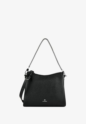 Sac à main en cuir texturé noir avec bandoulière chaîne en argent, bandoulière en cuir réglable et petit logo Aigner argenté au centre avant.