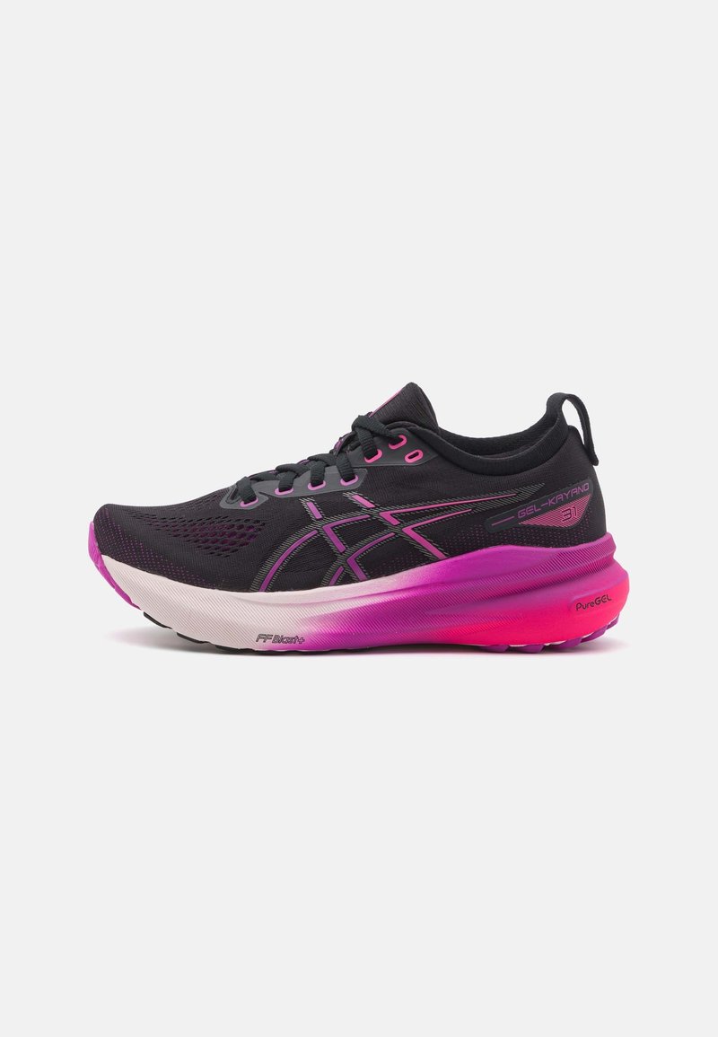 Chaussure de course athlétique noire et rose avec un design à lacets et une semelle épaisse étiquetée Gel-Kayano 31 et PureGEL.