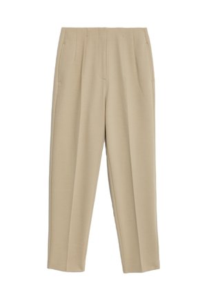 Pantaloni beige a gamba larga realizzati in un tessuto morbido, con pieghe frontali, tasche laterali e una silhouette sartoriale.