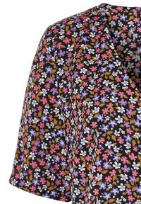 Robe noire à fleurs avec un motif de petites fleurs roses, violettes et blanches, accompagnées de feuilles vertes. Manches courtes et tissu léger.