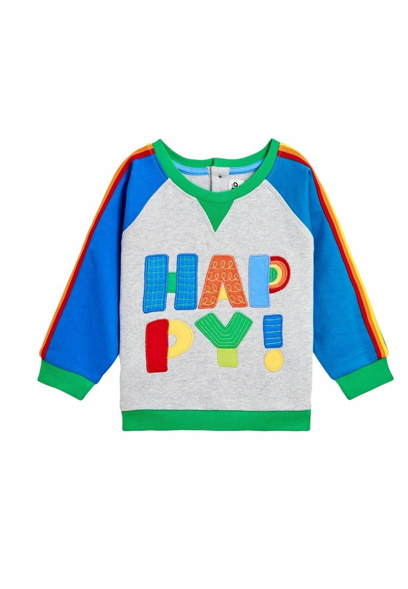 Pelēks sporta krekls ar daudzkrāsu "HAPPY!" aplikāciju, ziliem piedurknēm, zaļu apkakli un aprocēm, kā arī sarkaniem, dzelteniem un ziliem svītrainiem uz rokām.