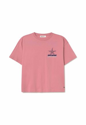 Camiseta rosa de manga corta con un pequeño gráfico de estrella de mar y texto "BROWNIE Sunrise to Sunset" en el lado izquierdo del pecho.