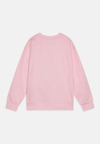 Sudadera rosa con cuello redondo, mangas largas y puños de canalé. Material de algodón suave con una textura lisa y sin detalles prominentes.